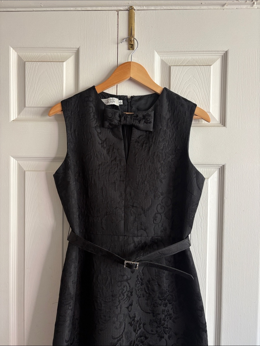 Elegant Black Sleeveless Jacquard Dress with Bow Detail - Picture 2 of 6